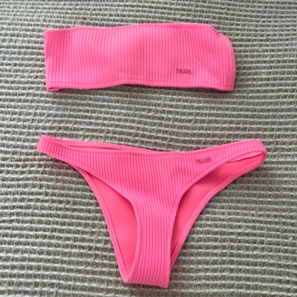 Triangl hot pink bikini